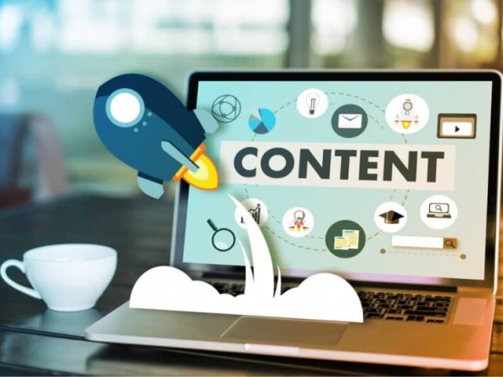 Illustration d'une stratégie de création de contenu digital avec une fusée et un ordinateur portable