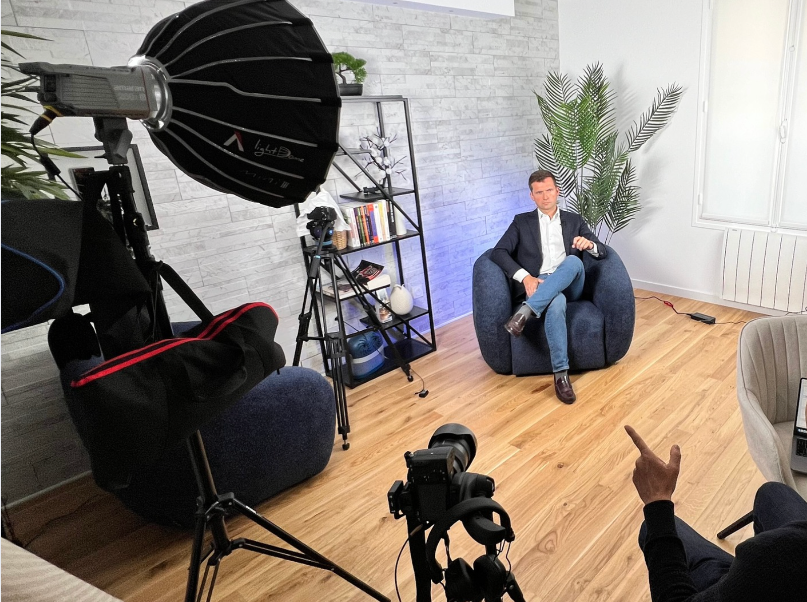 Équipe de production vidéo réalisant un témoignage client dans un cadre professionnel