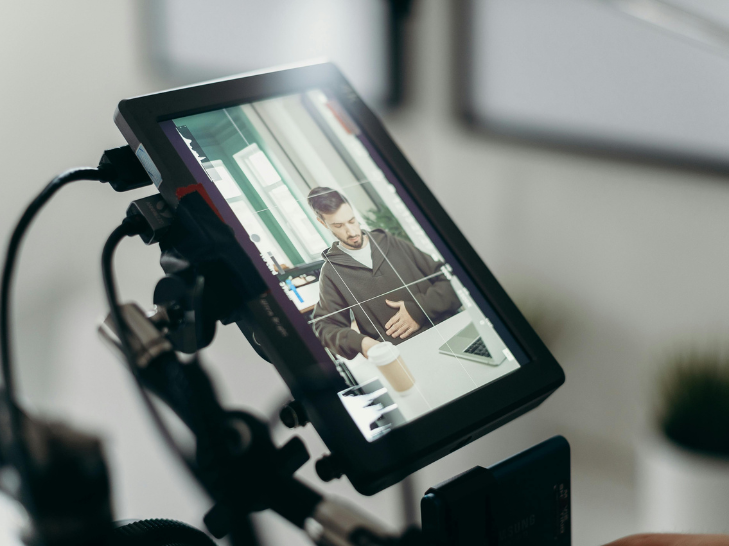 Caméra filmant une interview pour une vidéo institutionnelle d’entreprise